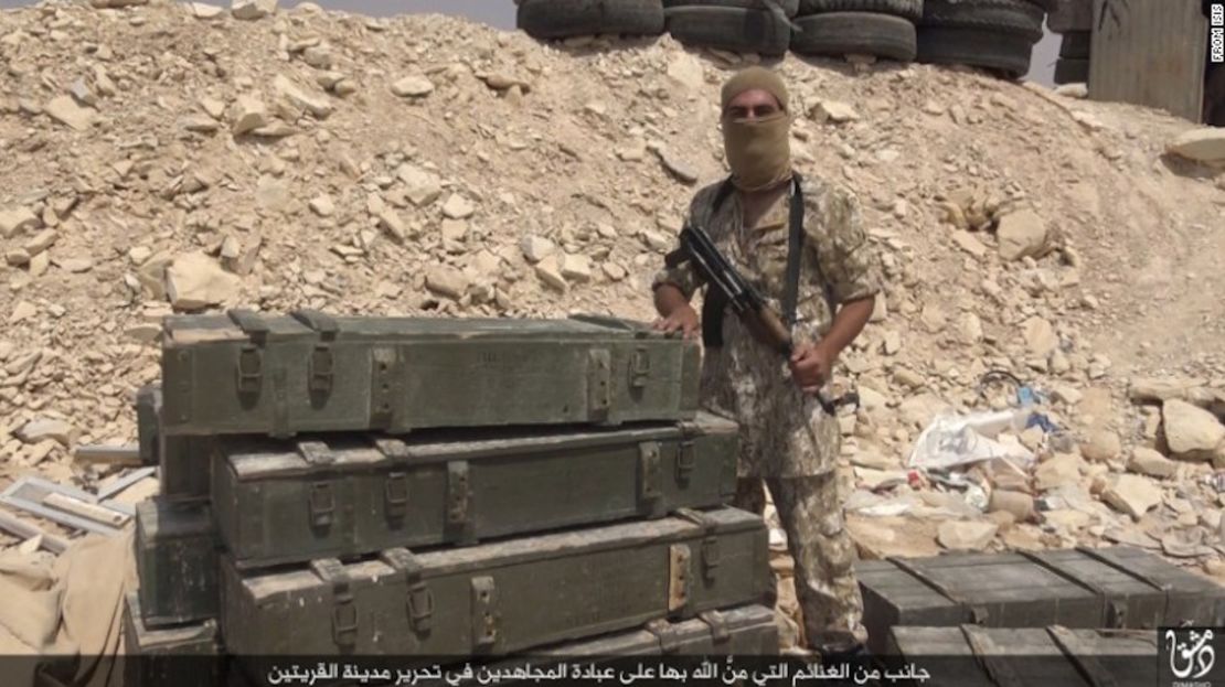 Un integrante de ISIS posa con un supuesto botín luego de tomar la ciudad siria de al-Qaryatayn.