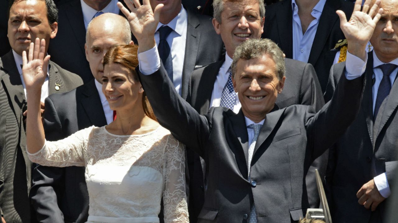 Mauricio Macri y su esposa Juliana Awada salen del Congreso para dirigirse a la Casa Rosada.