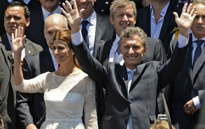 Mauricio Macri y su esposa Juliana Awada salen del Congreso para dirigirse a la Casa Rosada.