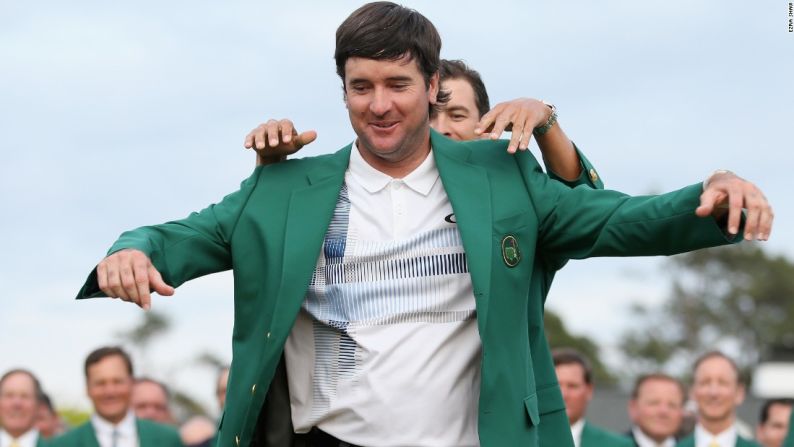 El australiano Adam Scott le entregó a Watson su segundo blazer verde en tres años.