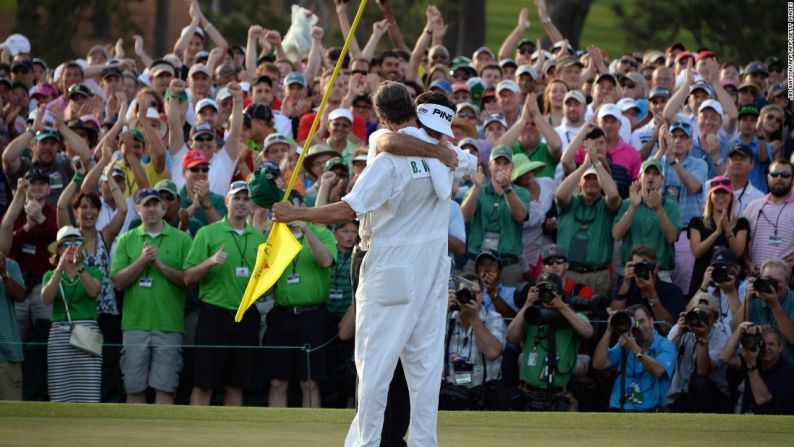 Un año después, sin la atención de ser el campeón defensor, Watson ganó de nuevo el Masters y se echó a llorar en el hombro de su caddy Ted Scott en el hoyo 18.