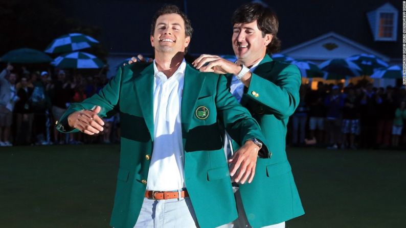 El zurdo luchó por un empate en su regreso a Augusta como campeón defensor, pero Watson fue el encargado de presentar a Adam Scott, el campeón de 2013, con su primer blazer verde.