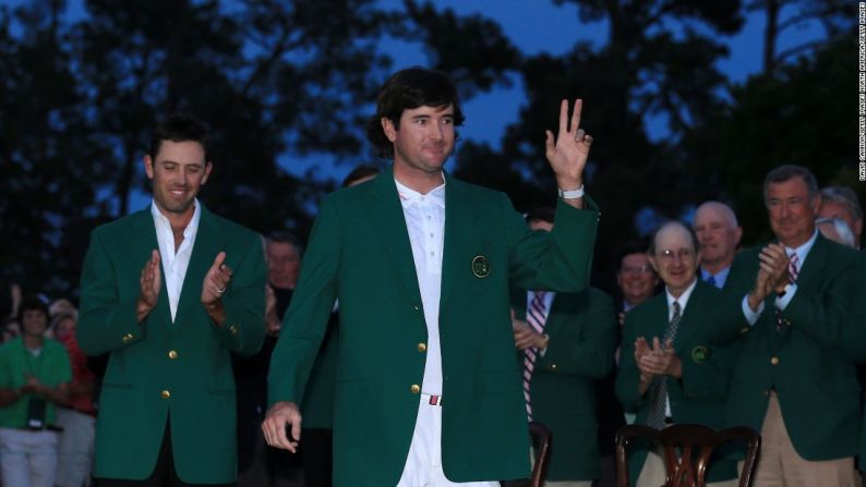 El golfista Charl Schwartzel le entregó el distinguido blazer verde a Watson, en una tradicional ceremonia frente a la sede del club Augusta National.