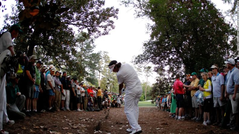 Bubba Watson pega un golpe milagroso de recuperación desde los árboles en el hoyo 10 del Augusta National durante el play-off contra Louis Oosthuizen para establecer su primer título de Masters en 2012.