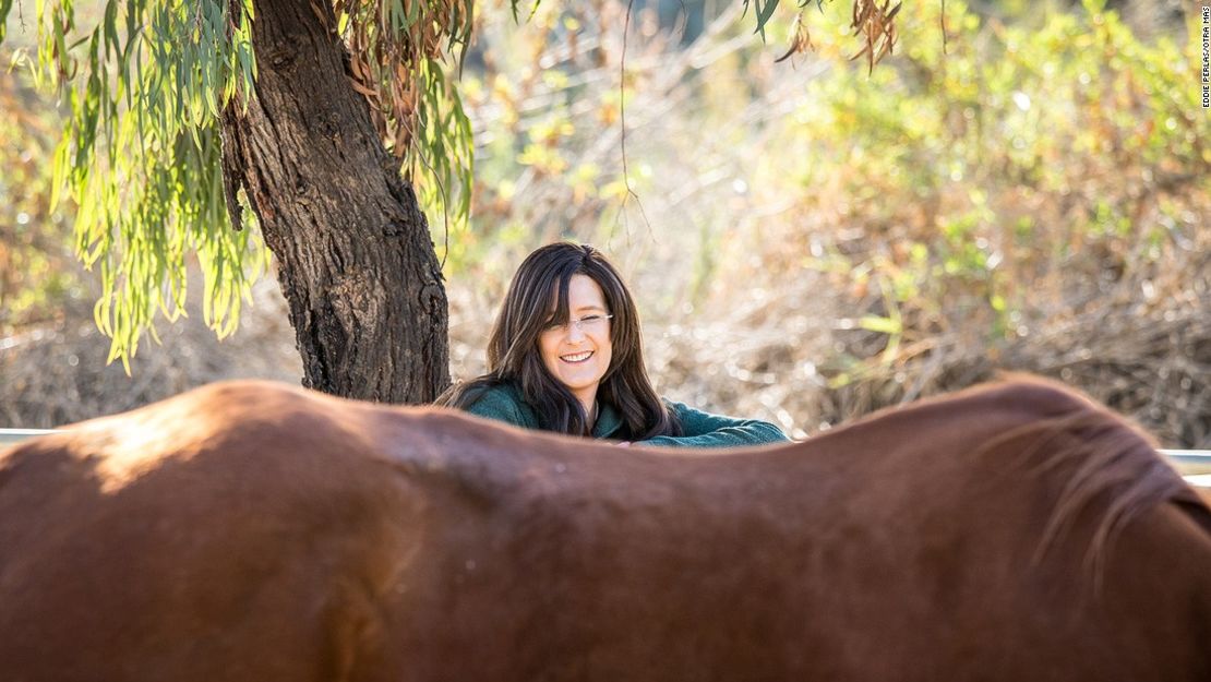 May interactúa con un caballo en el Ortega Center.