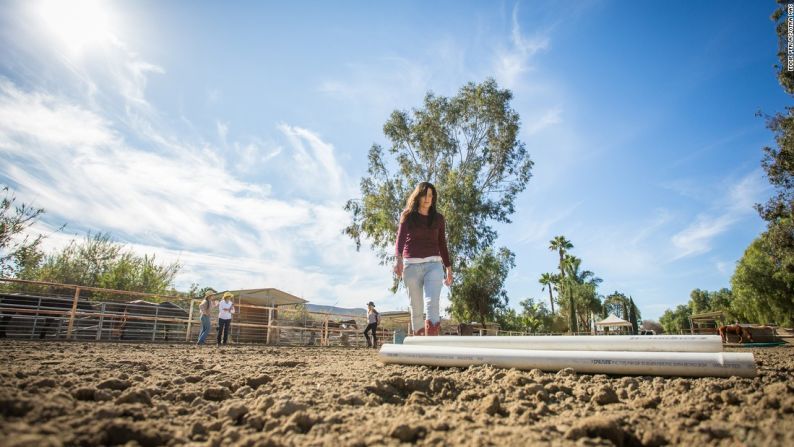 "Algunos clientes tienen profundos problemas de apego", dice Carol Caddes, terapeuta y consejera para Otra Mas, quien ayuda a manejar el programa.