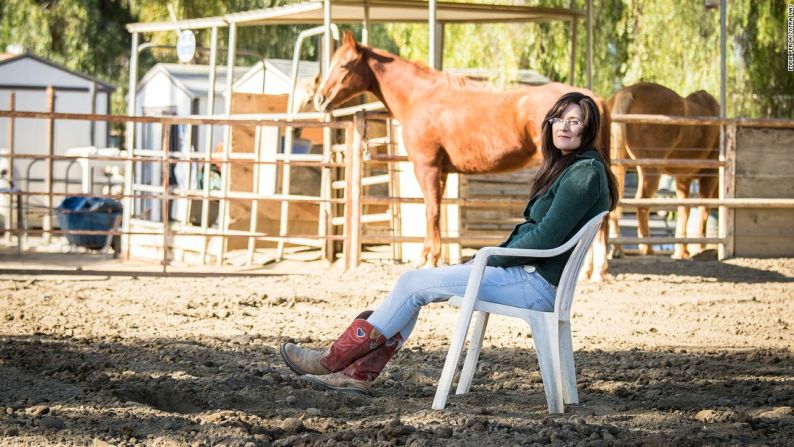 Además del dolor en las articulaciones, el lupus puede afectar la piel y los órganos internos. May, quien alguna vez fue una bailarina profesional, también tiene episodios de depresión y ansiedad.