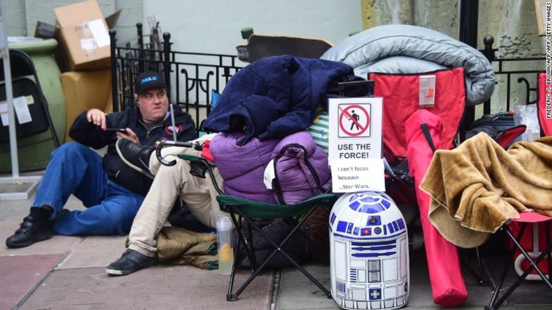 Cerca de 130 fanáticos han acampado en la calle desde el pasado sábado.