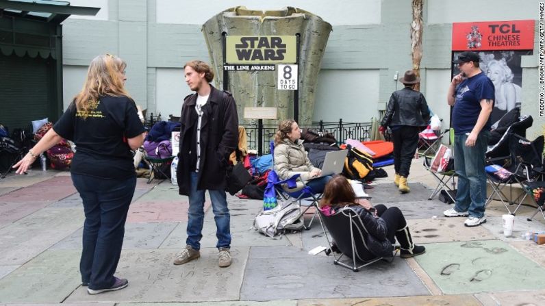 Fanáticos de Star Wars hacen fila en el Teatro TLC en Hollywood. La más reciente entrega de la saga, El despertar de la fuerza, se estrena el próximo 17 de diciembre.