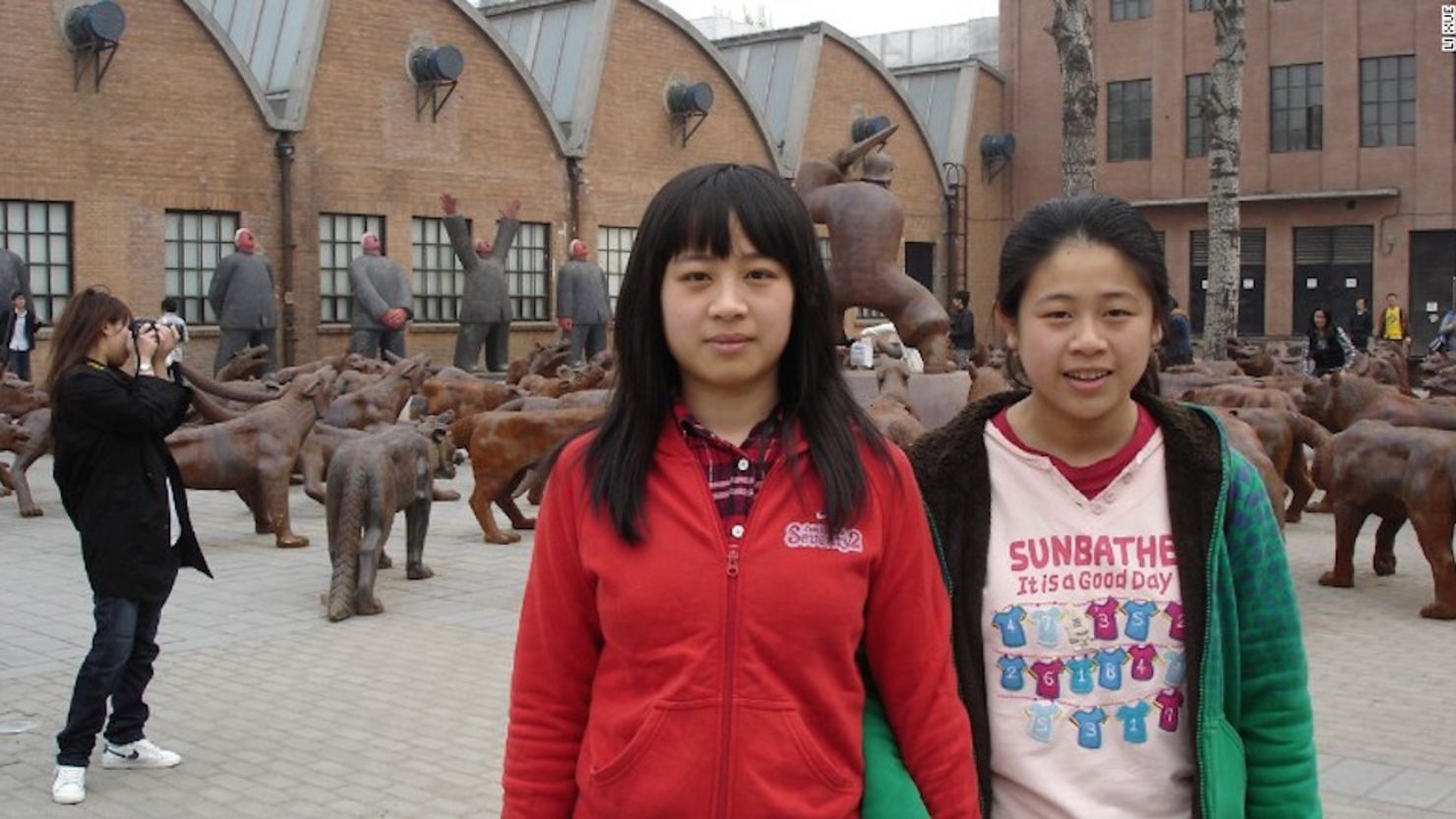 Li Xue (derecha) no pudo ir a la escuela porque su ella no tenía documentación. Su hermana mayor, Li Bin, era la única ‘legal’ debido a la política de un sólo hijo.