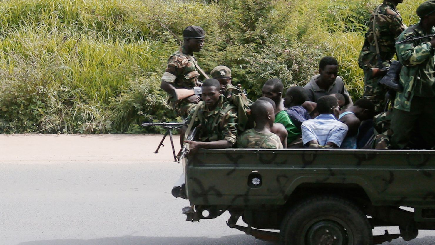 Varios detenidos son transportados en un vehículo militar en medio de los enfrentamientos entre rebeldes y las fuerzas del orden en la capital de Burundi.