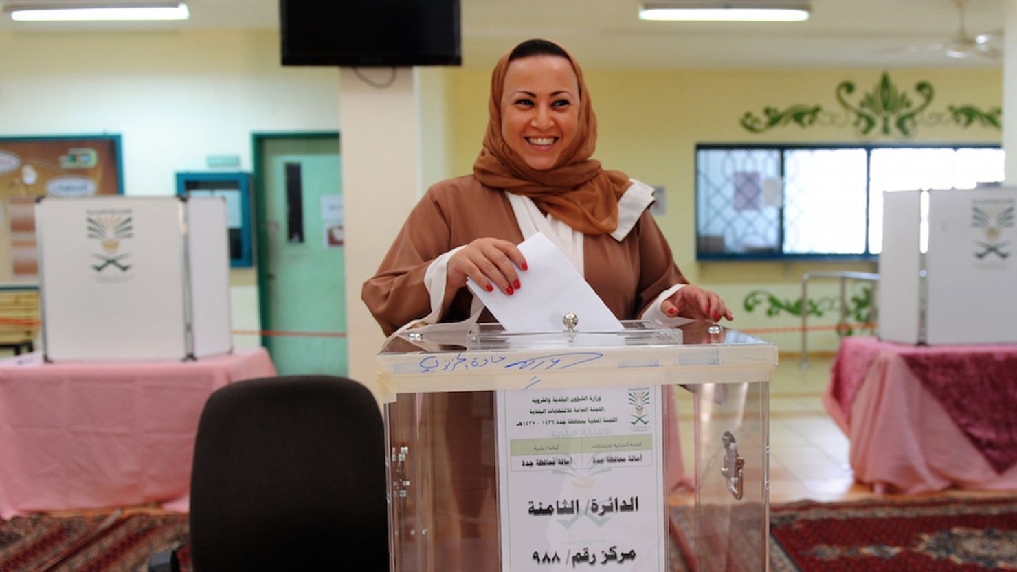 Una mujer deposita su voto en las elecciones municipales de Arabia Saudita, en las que , por primera vez, hubo candidatas y mujeres votantes.