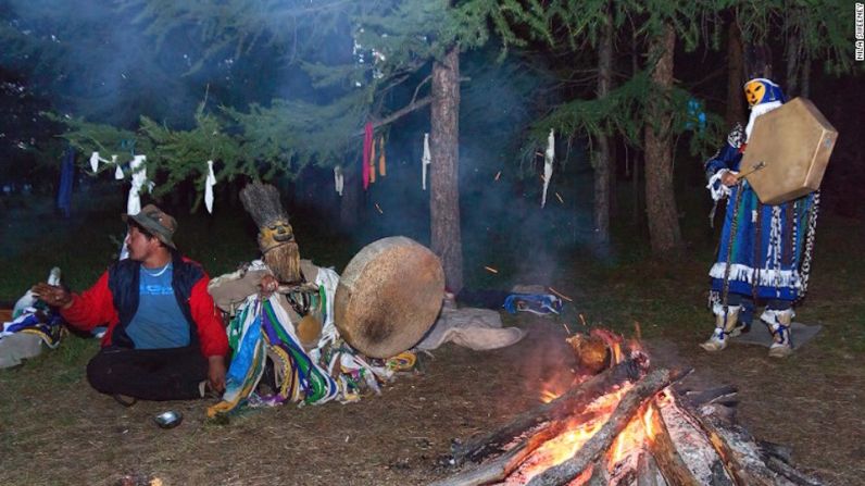 Ritual chamán – Los chamanes son conocidos por entrar en trances, inducidos por los golpes del tambor chamán. Los chamanes frecuentemente beben alcohol antes de un ritual y hacen una pausa durante la ceremonia para fumar tabaco. A los asistentes a la ceremonia se les pide que traigan vodka, leche, té y tabaco como regalos para los chamanes.