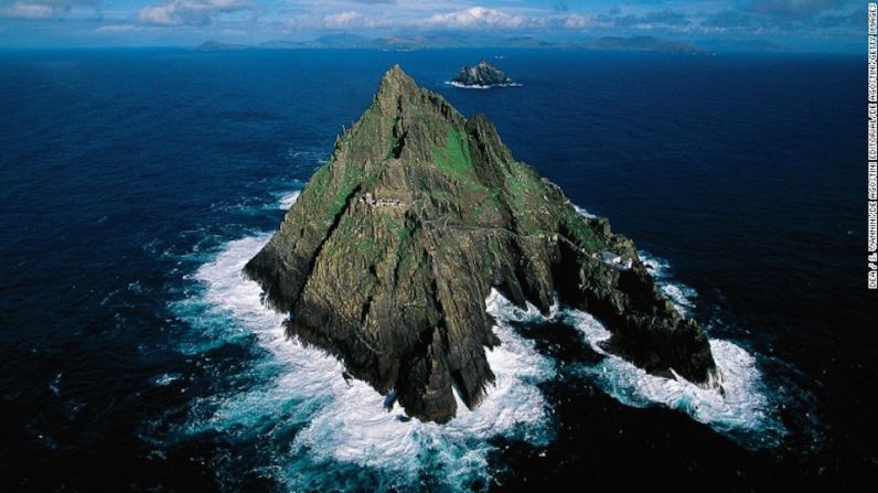 Skellig Michael, Irlanda — El despertar de la Fuerza se rodó en las ruinas del monasterio del Siglo VII que es considerado como Patrimonio Mundial, y está ubicado a 12 kilómetros de la costa suroeste de Irlanda.