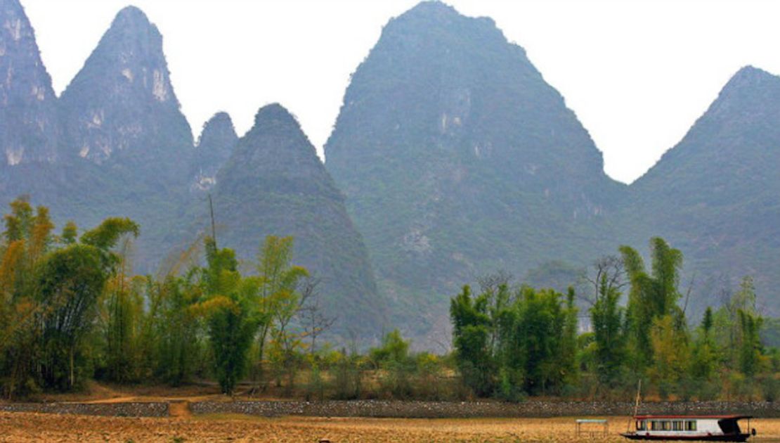 Bahía de Phang Nga, Tailandia/Guilin, China — Chewbacca nació en el planeta Kashyyyk, que en el Episodio III. Algunas de las tomas se combinaron digitalmente con algunos lugares de Guilin, China.