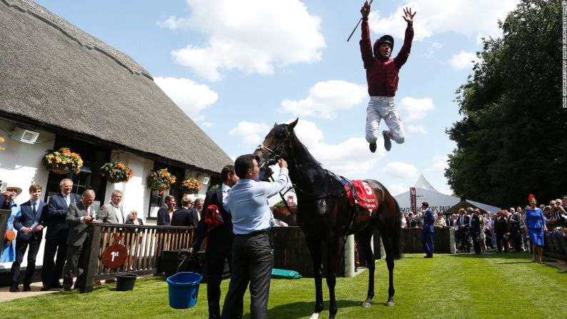 Dettori realiza su conocido salto desde Golden Horn luego de ganar el Epsom Derby en junio.