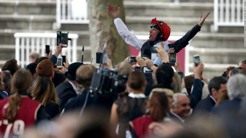 Esta fue la cuarta victoria de Dettori en la carrera plana más rica de Europa.