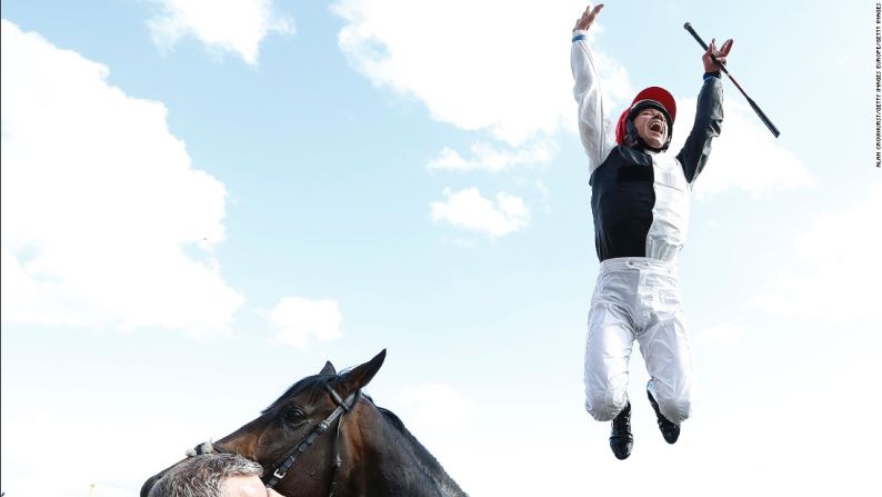 Dettori realiza su conocido salto desde Golden Horn luego de ganar el Epsom Derby en junio.