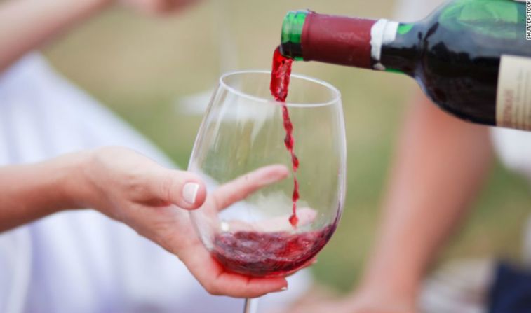 Vino – sin importar el precio una botella de vino puede ser la excusa perfecta para una reunión.