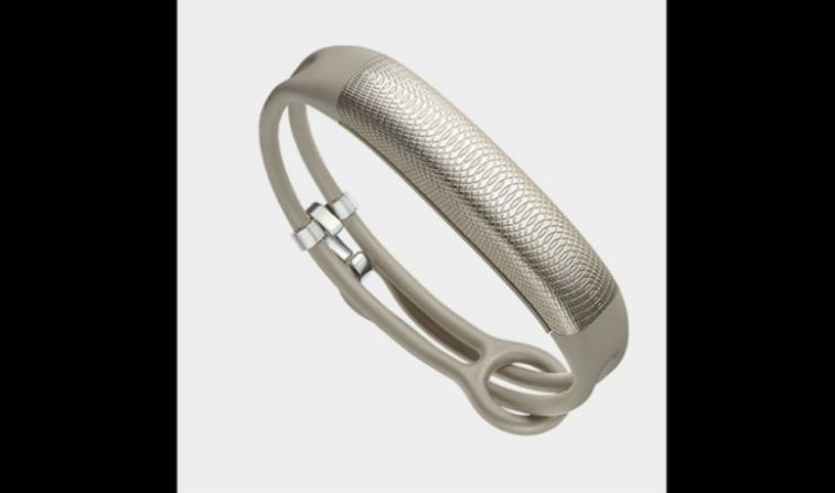 Esta pulsera que actúa como monitor para medir las pulsaciones, pasos y calorías tiene un costo promedio de entre 99,99 y 149,95 dólares.