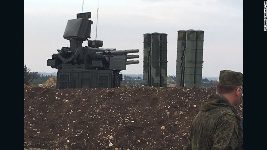 El sistema de misiles S-400 en la base aérea rusa Hmeymim en Latakia, Siria.