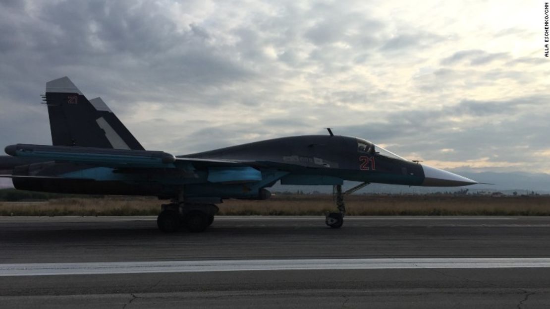 Un avión de guerra ruso en la base aérea Hmeymim en Latikia, Siria. Imagen de archivo.