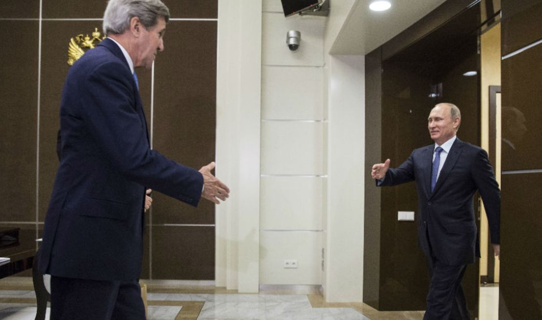 El secretario de Estado de Estados Unidos con el presidente ruso Vladimir Putin reunidos en Sochi el 12 de mayo de 2015.