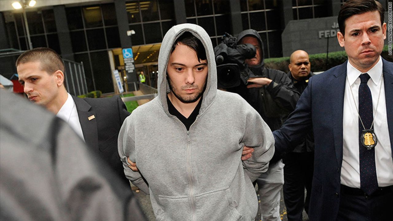 Martin Shkreli luego de ser arrestado por agentes del FBI.