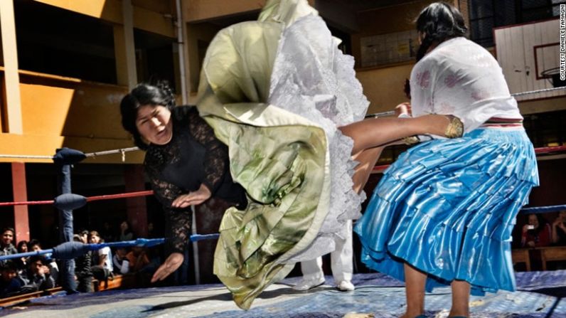 Las "Cholitas luchadoras" de Bolivia- Las "Cholitas luchadoras" yuxtaponen sus movimientos peligrosos con un tradicional atuendo femenino.