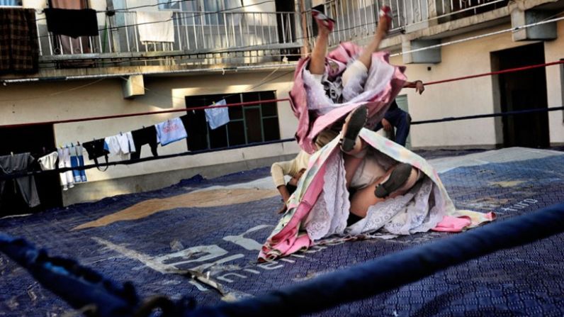 Sus trajes a menudo están hechos de materiales finos y llamativos, y sus acabados son con un intrincado bordado. Al vestir su ropa tradicional, ellas esperan distinguirse de las mujeres que se han entregado a los estándares occidentales de belleza, comportamiento y vestuario.