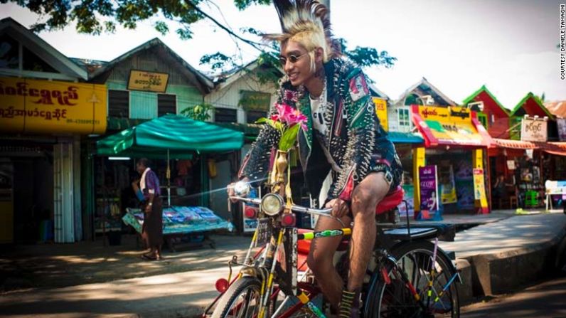 Los punks de Burma- El cantante principal de Chaos in Burma (C.I.B.), Einstein Mc King Skunk, es uno de los punks de Birmania más conocidos. "Me encanta mi estilo punk. Define mi identidad como un anarquista y como alguien que está en contra de las reglas que la sociedad impone", dice en un ensayo escrito por el periodista Peter Popham.