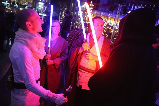 Muchos llegaron 'armados' con sus 'light sabers' (Sean Gallup/Getty Images).