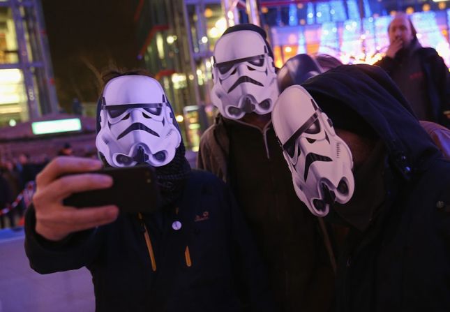 La nueva película de 'Star Wars' llegó a los cines de todo el mundo este viernes (Sean Gallup/Getty Images).