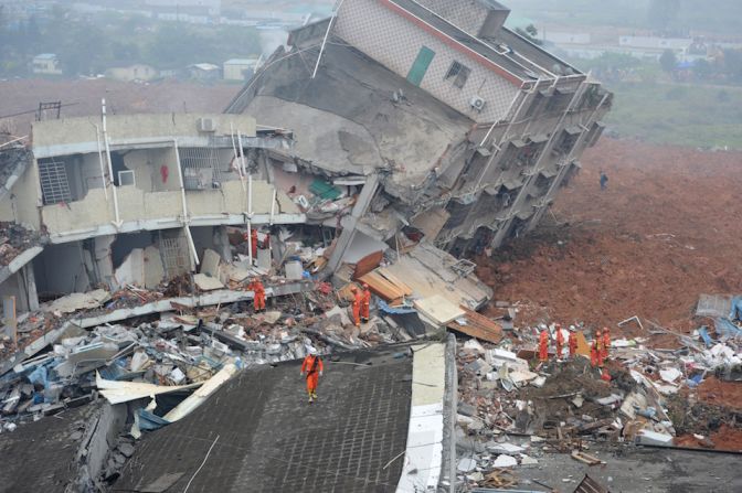 Parte de la gran destrucción causada por un deslizamiento de tierra en un parque industrial de la ciudad china de Shenzhen.