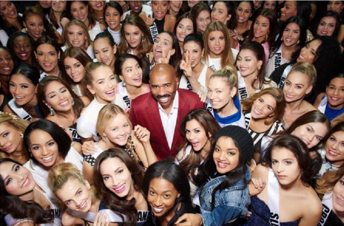 Steve Harvey junto a las participantes de Miss Universo en una fotografía de promoción de la trasmisión que publicó en su página oficial.