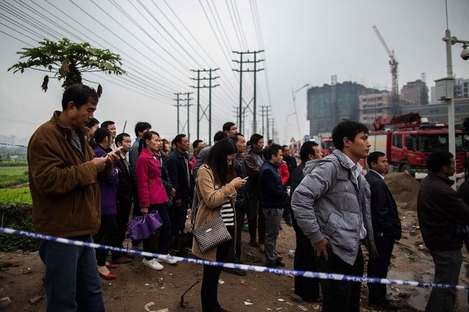 Ciudadanos chinos en las calles luego del derrumbe en Shenzhen.