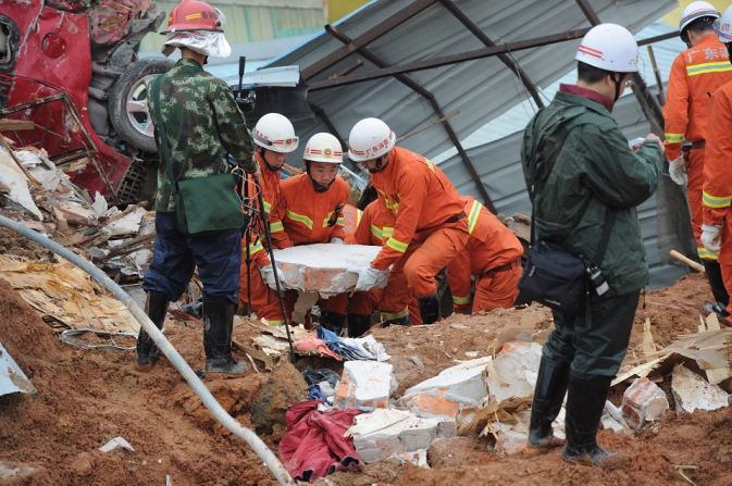 El gobierno de China desplegó más de 799 socorristas para buscar sobrevivientes entre los escombros del parque industrial que se vino abajo en Shenzhen.