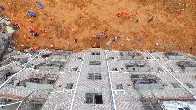 Una fotografía aérea del equipo de rescate chino en el sitio del derrumbe que destrozó un parque industrial en la ciudad de Shenzhen, al sur de China.