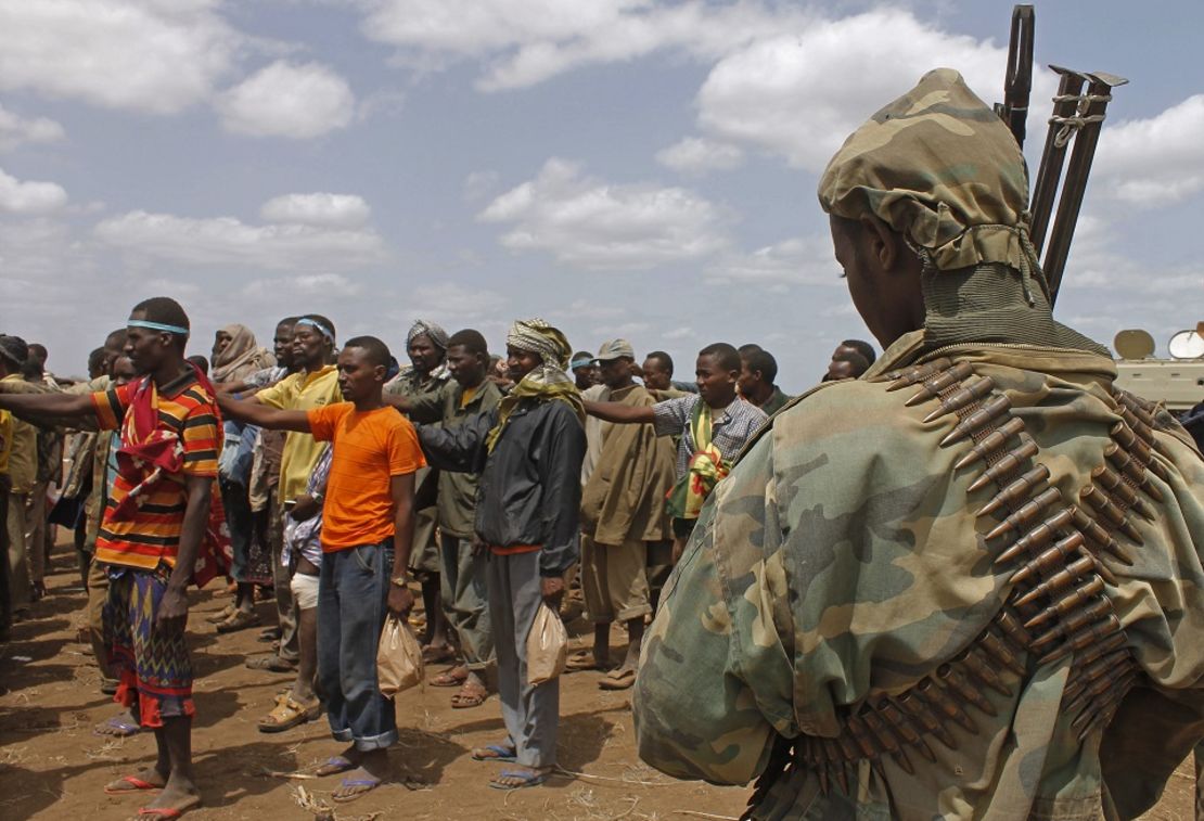 Miembros del grupo terrorista Al-Shabaab luego de ser capturados por las fuerzas de la Misión Africana de la Unión (AMISOM) el 22 de septiembre de 2015, en Somalia.