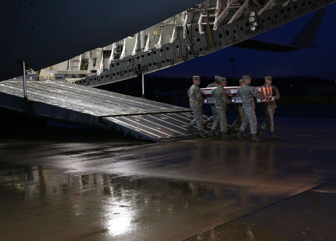 Integrantes de la Fuerza Aérea transfieren los restos de uno de sus compañeros fallecidos en Afganistán, tras su llegada a la Base Aérea de la Guardia Nacional de New Castle, en Delaware.