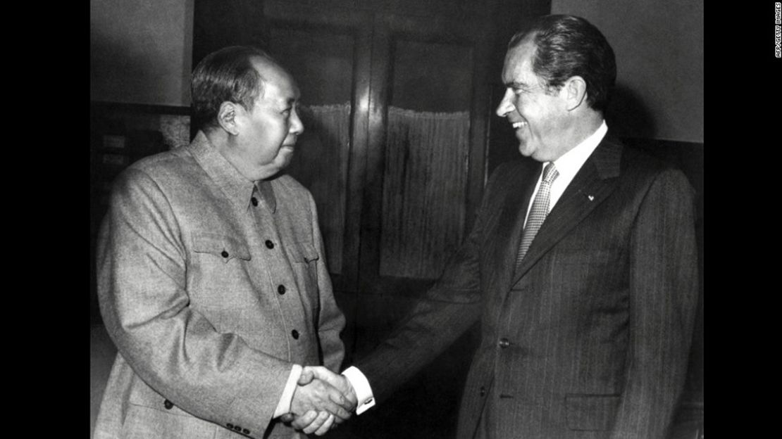 El presidente chino Mao Zedong da un apretón de manos al presidente de Estados Unidos Richard Nixon luego de una histórica reunión en Beijing en febrero de 1972 en el marco de la Guerra Fría.