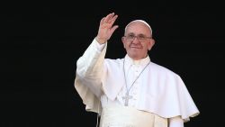 El papa Francisco pronunció su mensaje de Navidad frente a miles de fieles congregados en la Plaza de San Pedro en el Vaticano.