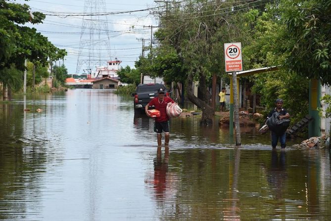 Las lluvias atribuidas al fenómeno El Niño también están provocando inundaciones y caos en Argentina, Uruguay y Brasil (NORBERTO DUARTE/AFP/Getty Images).