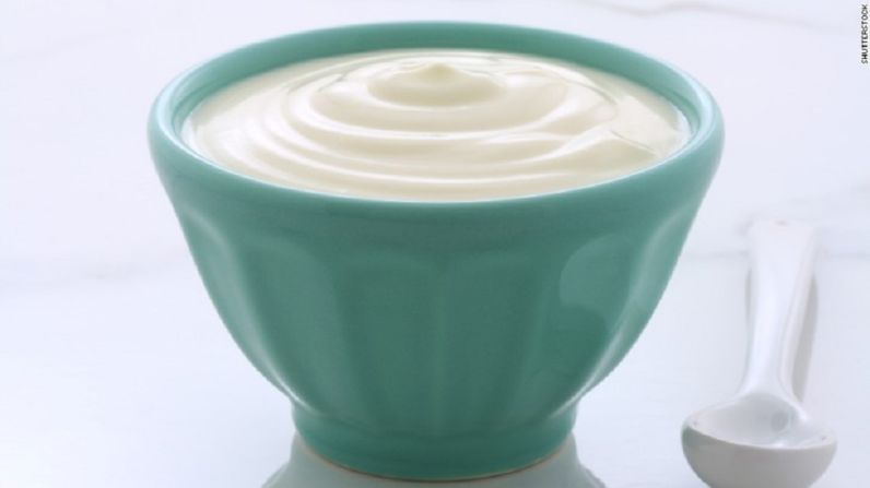 Alimentos fermentados como el yogur contienen bacterias que trabajan con las bacterias de tu intestino para producir altos niveles de una molécula anti inflamatoria conocida como butirato.