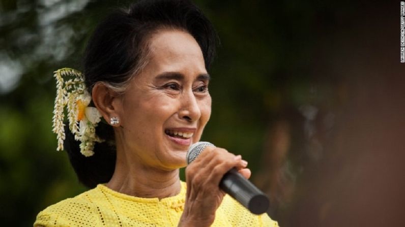La icónica líder birmana, Aung San Suu Kyi, también ganadora de un Premio Nobel de la Paz, puso a los escépticos y cínicos en vergüenza. A aquellos que dijeron que la resistencia no violenta no podría derrotar a un perverso oponente armado, ella pareció decirles "solo observen".