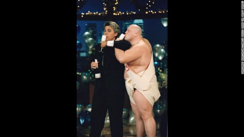 Jay Leno resonó en 1997 cuando presentó a un hombre vestido del bebé de Año Nuevo en "The Tonight Show with Jay Leno".