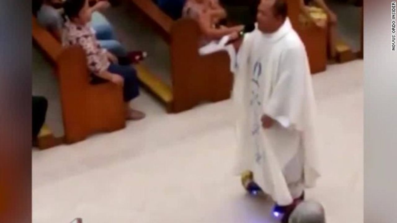 CNNE 243339 - sacerdote en hoverboard