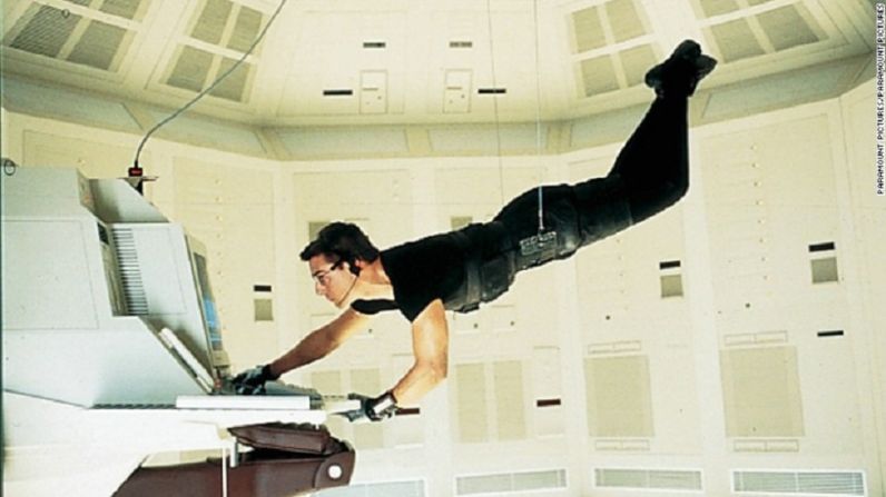 Mision Imposible -- La primera película de la exitosa franquicia de Tom Cruise en la que el agente secreto Ethan Hunt debe recuperar un disco para computadora que tiene importante información para el gobierno.