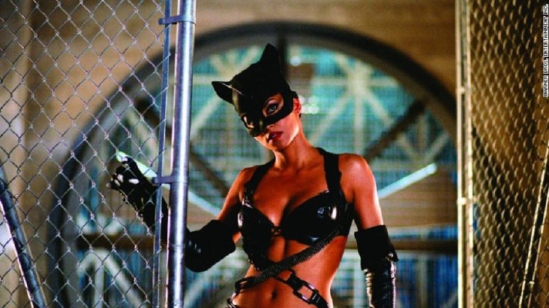 Catwoman -- Una de las películas de superhéroes que no dejó muy contentos a los superhéroes fue Catwoman, protagonizada por Halle Berry, quien interpretó a Patience Phillips, una mujer dócil que se transformaba al usar su disfraz de Gatúbela.