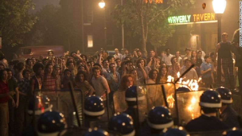 Stonewall -- Una película que narra los acontecimientos ocurridos durante los disturbios de Stonewall, a fines de los años 1960 en el bar Stonewall Inn, de Nueva York.